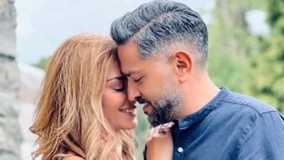 Το νυφικό της είχε συζητηθεί πολύ - Φωτογραφίες από τον εναλλακτικό γάμο Βάσως Λασκαράκη και Λευτέρη Σουλτάτου