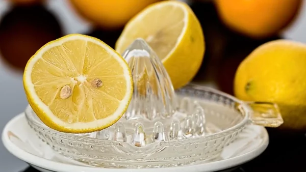 Πάρε μια φλούδα λεμονιού και τρίψτην στα γόνατά σου - Θα δεις κάτι απίστευτο να συμβαίνει