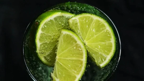 Είναι μεγάλο λάθος - Δώσε μεγάλη προσοχή όταν πίνεις νερό με λεμόνι κάθε μέρα