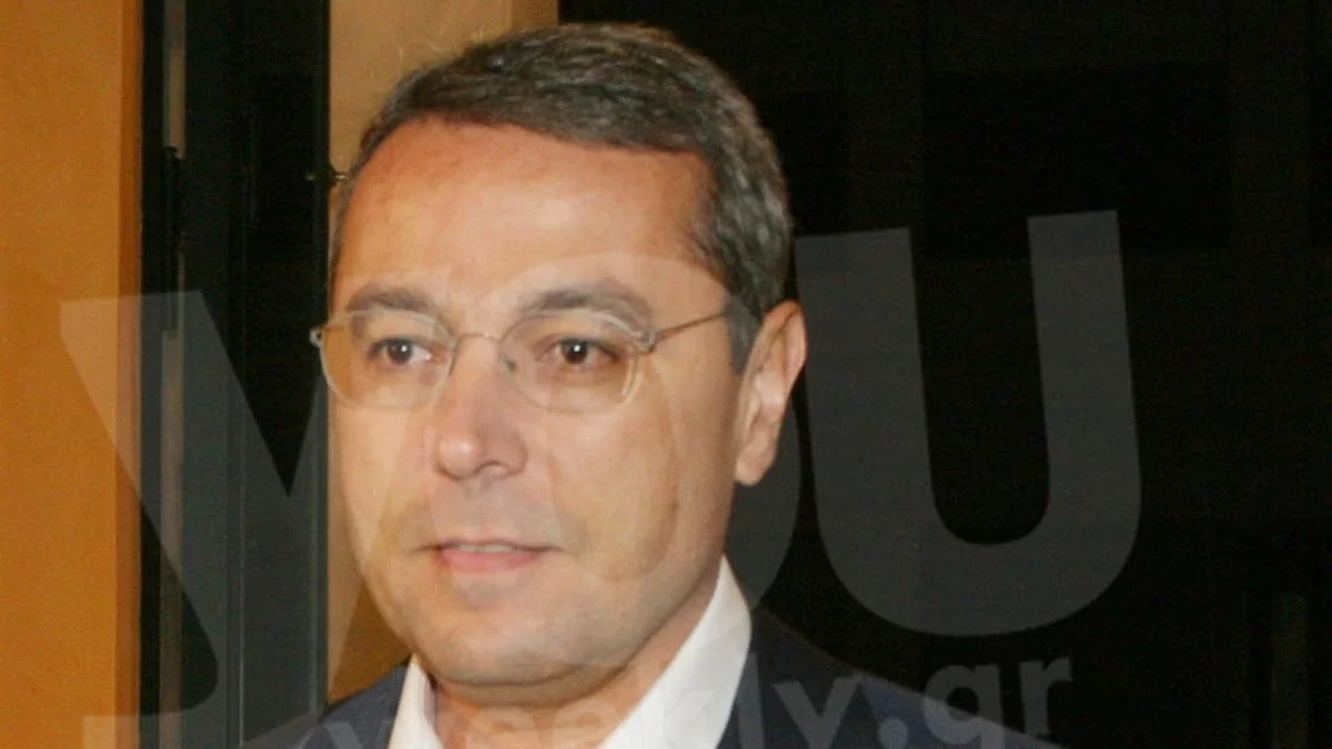 Με γκρι μαλλιά και μούσια - Η σημερινή εικόνα του Αιμίλιου Λιάτσου αγκαλιά με τα εγγόνια του