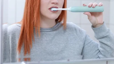 Τρίψε τα δόντια σου με μαγειρική σόδα και φράουλα - Με το που ξεβγάλεις το στόμα σου θα πάθεις πλάκα