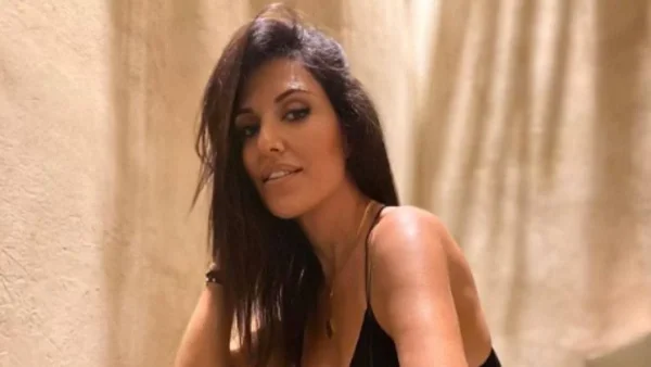 Με μικροσκοπικό ροζ μπικίνι και μαντήλι στο κεφάλι - Όλη η παραλία κοιτούσε την Μαρία Ιακώβου