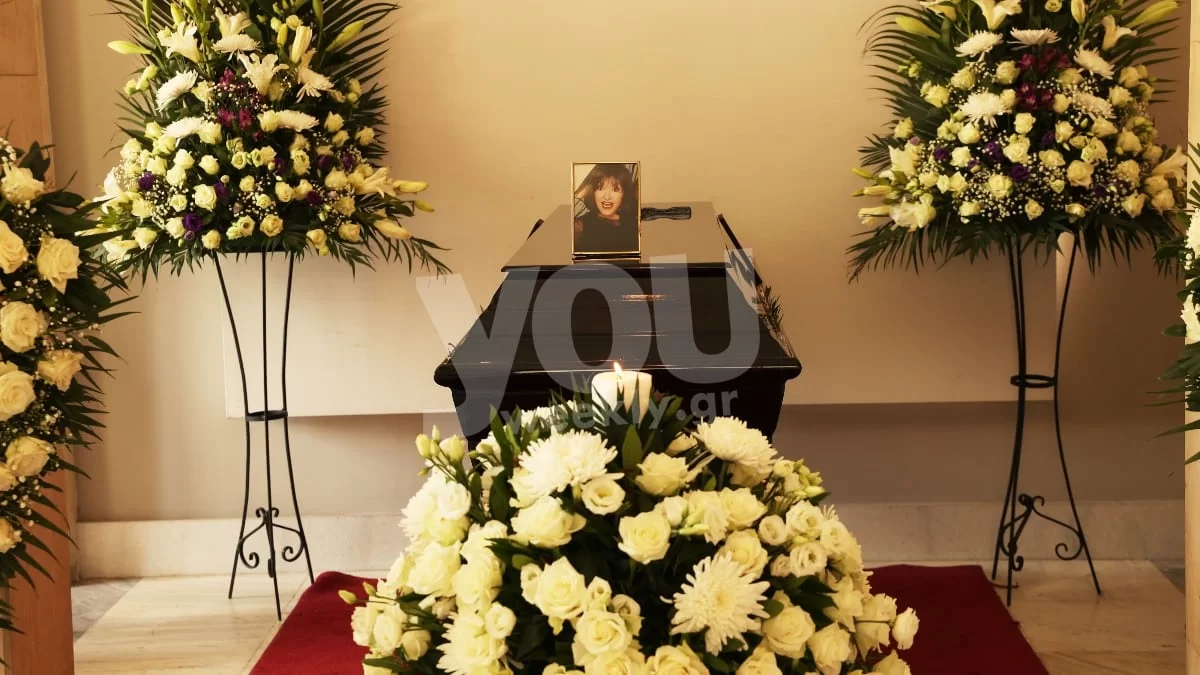 Βαρύ το αντίο στην Μάρθα Καραγιάννη - Οι πρώτες φωτογραφίες από την κηδεία της αγαπημένης ηθοποιού