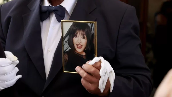 Η πιο τρυφερή στιγμή στην κηδεία της Μάρθας Καραγιάννη - Ο Φοίβος Βουτσάς την αποχαιρετά με μια ανθοδέσμη στο χέρι