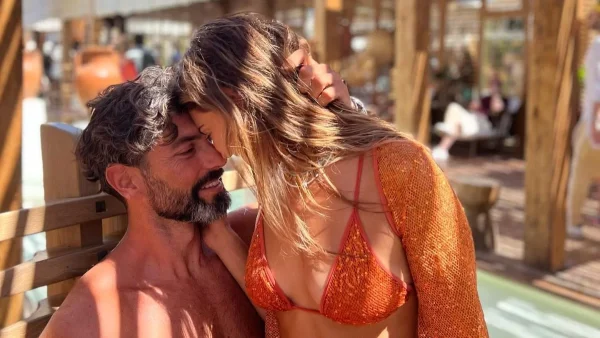 "Όταν κάνεις τη γυναίκα να ουρλιάζει..." - Η ανάρτηση του Μαρτίκα με τα "καυτά" του φιλιά στην Βρισηίδα