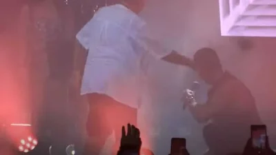 Δεν μπορούσε να κρατήσει τα δάκρυά του - Σείστηκε η σκηνή με το ζεϊμπέκικο της μητέρας του Μαζωνάκη