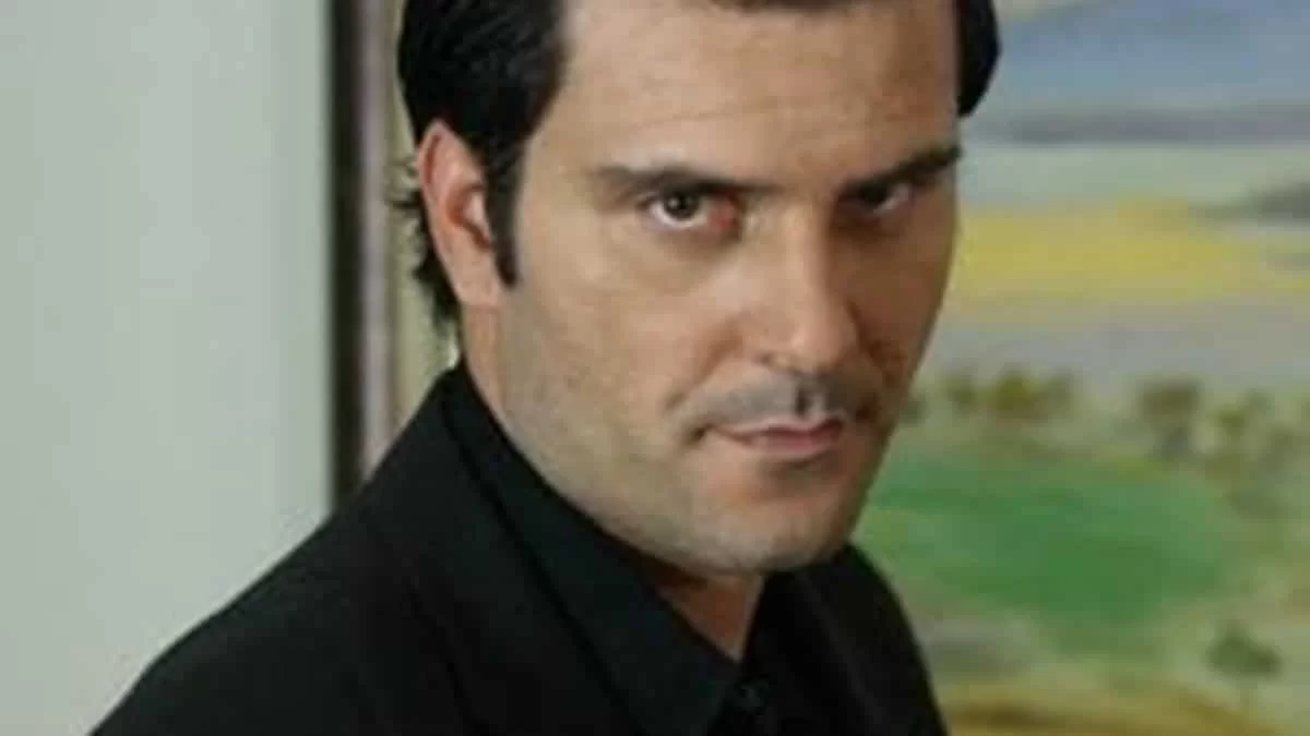 Μόνο τα μούσια έχουν αλλάξει πάνω του - Παραμένει γοητευτικός 17 χρόνια μετά ο «κακός» του Παρά Πέντε