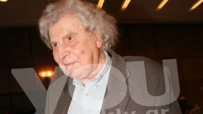 Του αφιέρωσε τραγούδι  - ''Ρίγη συγκίνησης'' με την ερμηνεία του Μπάση στο μνημόσυνο του Μίκη Θεοδωράκη