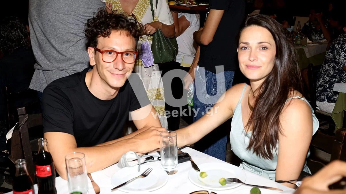 ''Χαζομπαμπάς'' ο Μιχάλης Σαράντης - Οι πρώτες φωτογραφίες από το μαιευτήριο με τη μικρή του και τη Μαίρη Μηνά