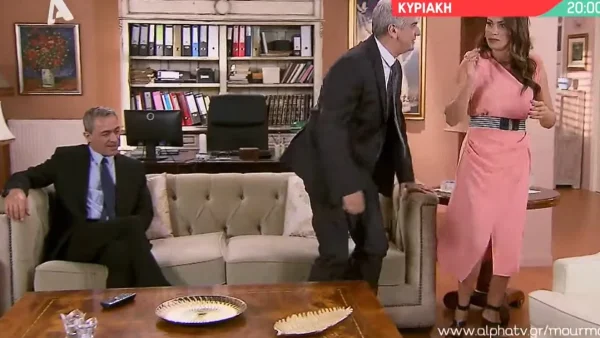 «Μην αρχίζεις τη Μουρμούρα»: Ηλίας και Καίτη καλούν σε τραπέζι τον Παπαναστάση με σκοπό να μάθουν αν ετοιμάζει τη μετάθεση του