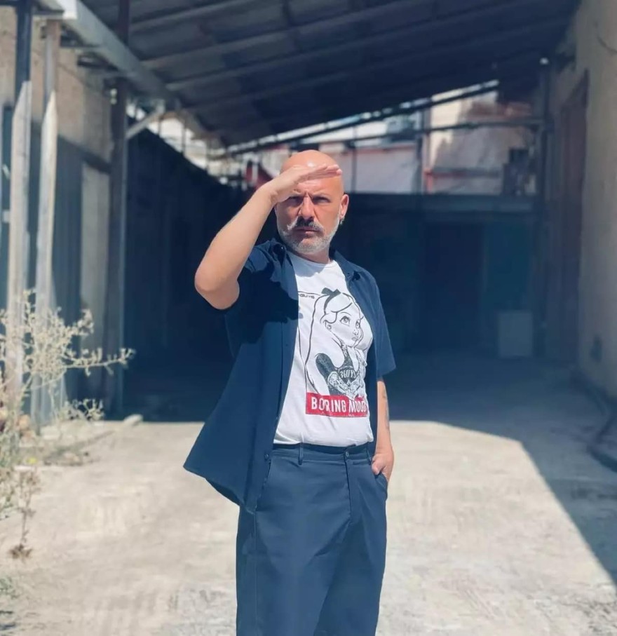 Αναβολή πήρε η πρεμιέρα του Νίκου Μουτσινά, λόγω της κηδείας της Βασίλισσας Ελισάβετ