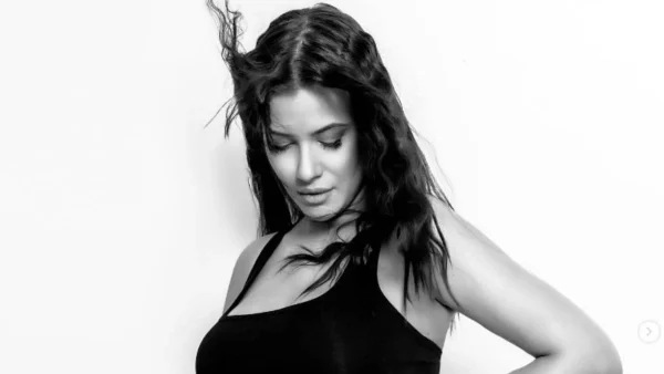 Λάουρα Νάργες: Δημοσίευσε την πρώτη φωτογραφία με τον νεογέννητο γιο της μέσα από το μαιευτήριο