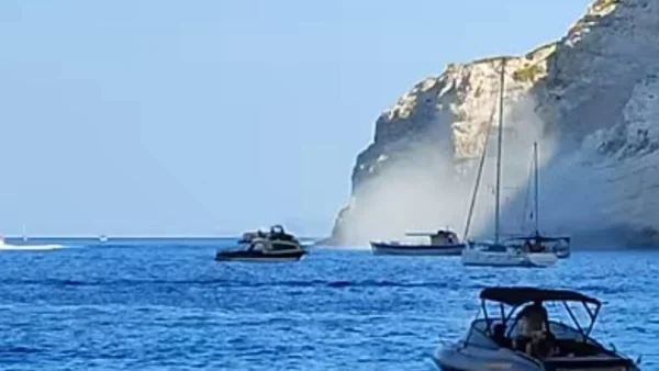 Βίντεο που κάνει τον γύρο του διαδικτύου - Έφευγαν ολόκληρα κομμάτια βράχων από τον σεισμό στην Ζάκυνθο