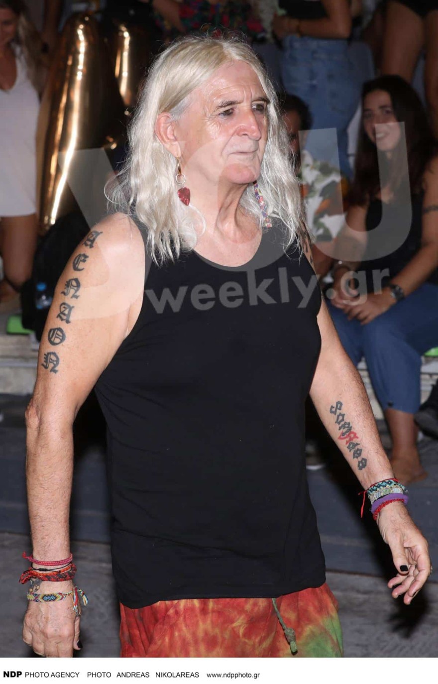 Νίκος Καρβέλας εμφάνιση