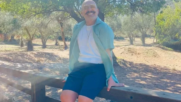 Διώροφη και πολύχρωμη - Η εντυπωσιακή τούρτα που έσβησε ο Νίκος Μουτσινάς