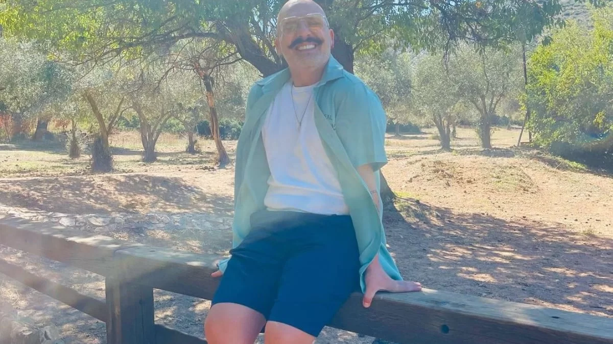 Διώροφη και πολύχρωμη - Η εντυπωσιακή τούρτα που έσβησε ο Νίκος Μουτσινάς