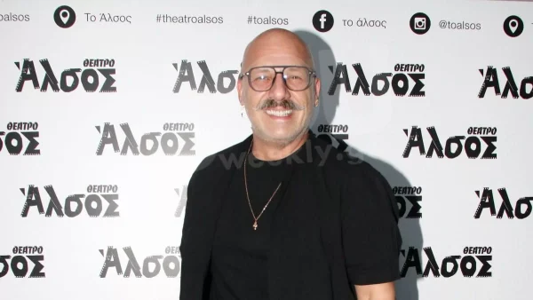 Με έντονους τόνους και με ξύλινο δάπεδο - Το μοντέρνο σπίτι του Νίκου Μουτσινά