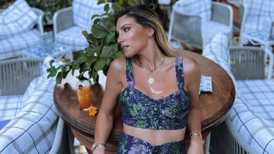 Το σκίσιμο στο πόδι έφτανε πολύ ψηλά - Η Οικονομάκου ποζάρει στην Ιταλία με εντυπωσιακό φόρεμα