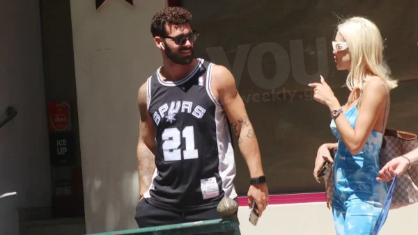 Δεν τους ένοιαξαν τα αδιάκριτα βλέμματα - Τα καυτά φιλιά στο στόμα του Σχίζα στην Παναγιώταρου στο κέντρο της Αθήνας