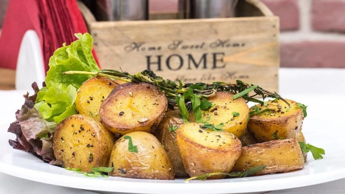 Το μυστικό κρύβεται σε 1 υλικό - Πώς οι πατάτες φούρνου θα παραμείνουν ζουμερές χωρίς να ξεραθούν