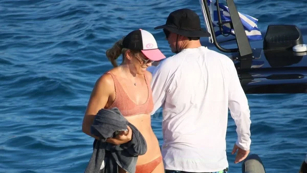 Όπως δεν την έχουμε ξαναδεί - Με καπέλο, κοτσίδα και μακριμάνικο μαγιό η Μαριέττα Χρουσαλά στο πλάι του Πατίτσα σε σκάφος στα Κουφονήσια