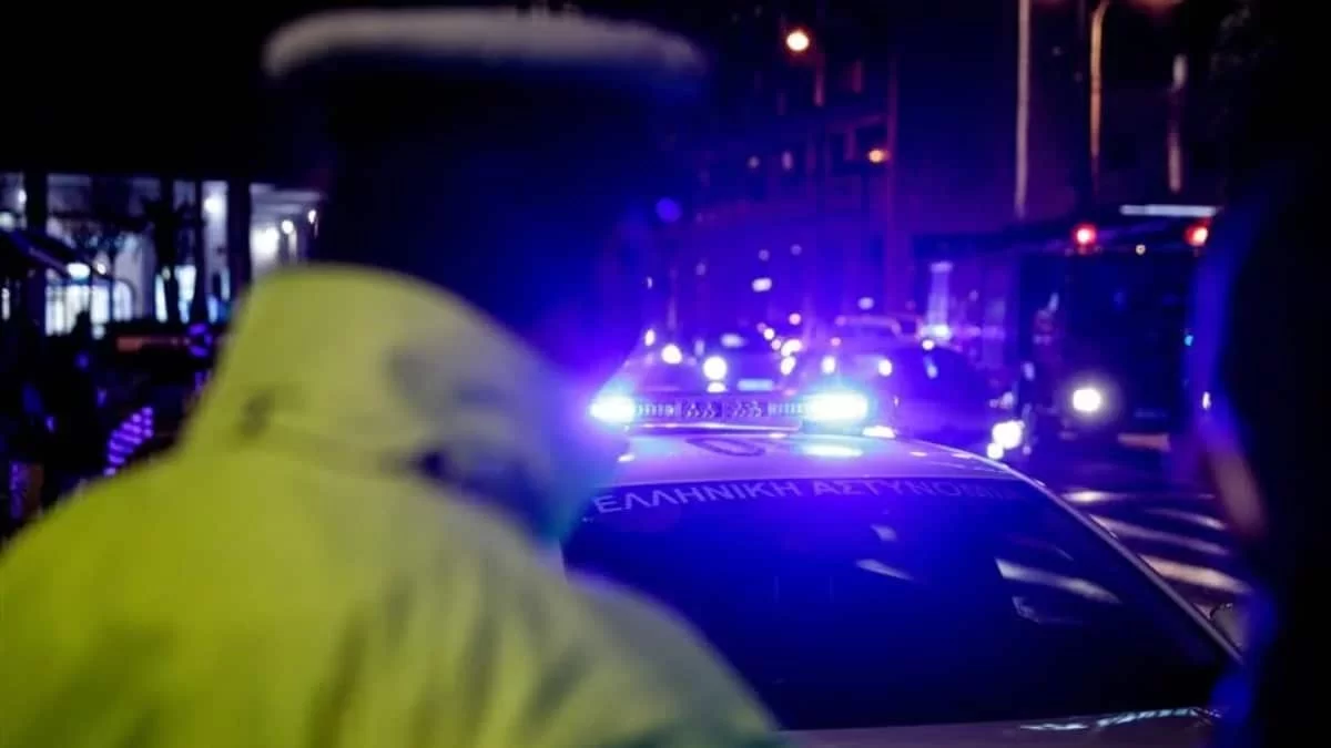 Πάτρα: Άνδρας απειλεί σε πλατεία κρατώντας τσεκούρι