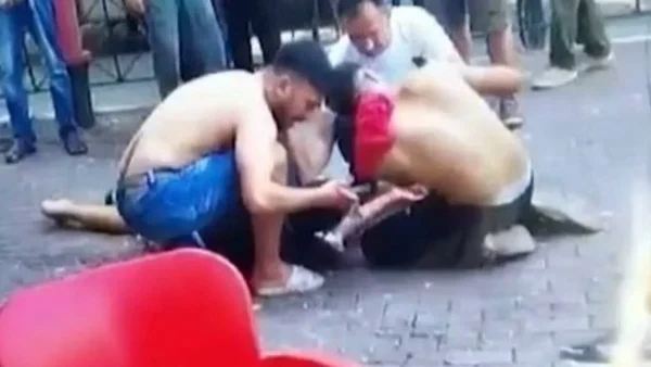 Εικόνες τρόμου στην πλατεία Βάθης - Βίντεο άνδρα στο έδαφος με αίματα έπειτα από σφαίρα