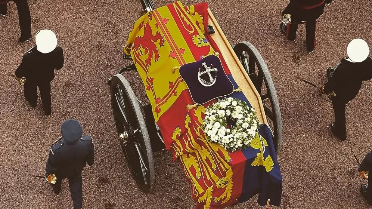 Ξεκίνησε η νεκρική πομπή της Βασίλισσας Ελισάβετ - Συγκινημένοι και αμίλητοι ακολουθούν οι Πρίγκιπες Χάρι και Ουίλιαμ