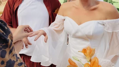 Έλαμπε μέσα στο στράπλες νυφικό της η ηθοποιός - Ρομαντικός γάμος στην Αχαΐα για ζευγάρι της ελληνικής showbiz