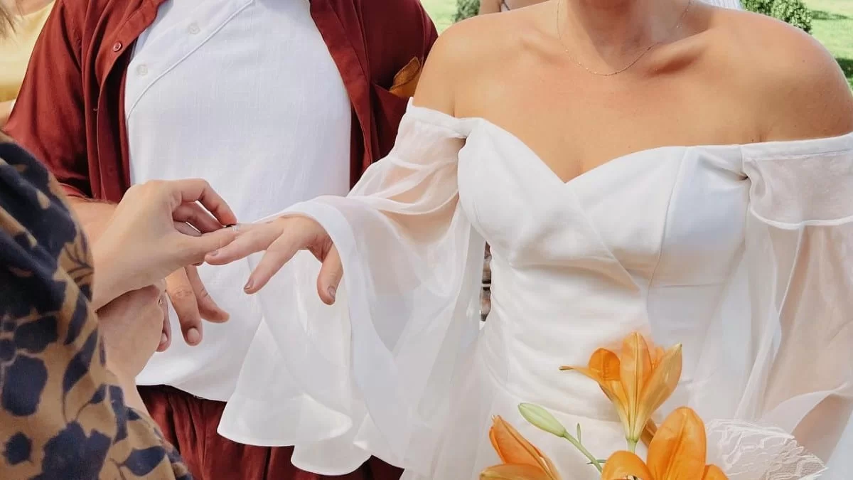 Έλαμπε μέσα στο στράπλες νυφικό της η ηθοποιός - Ρομαντικός γάμος στην Αχαΐα για ζευγάρι της ελληνικής showbiz