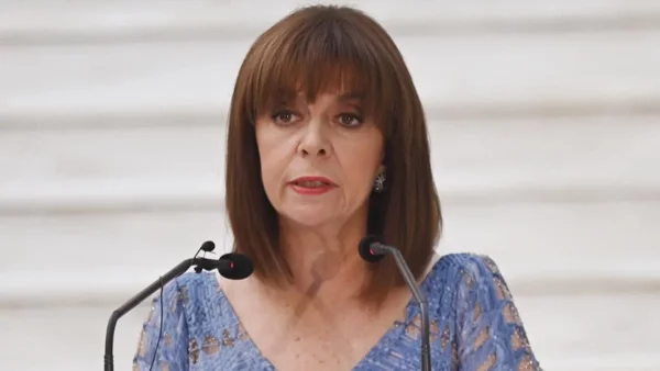 Κομψή και elegant στα 66 της - Η εμφάνιση της Κατερίνας Σακελλαροπούλου, σε αγιασμό σχολείου στη Χάλκη