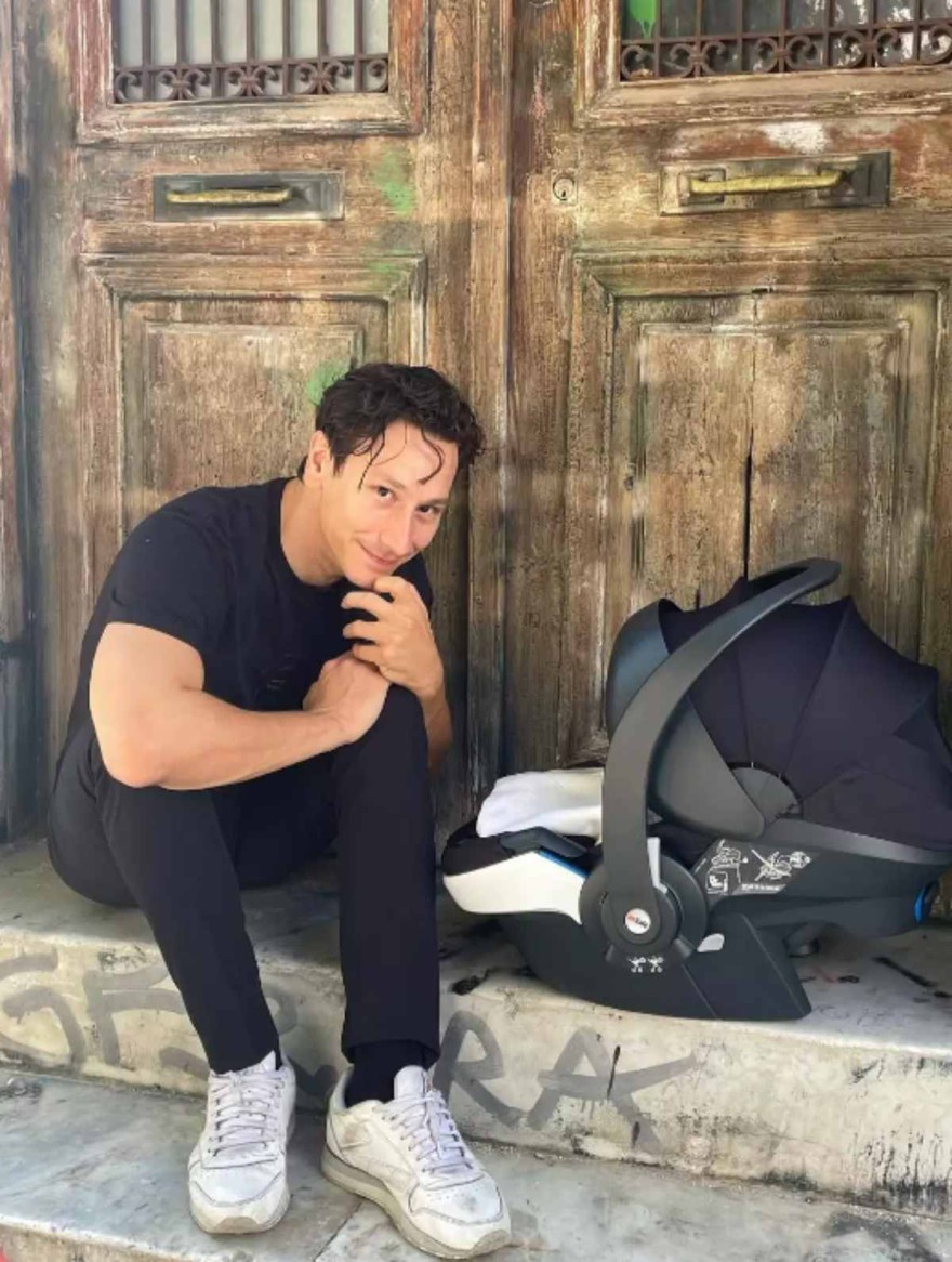 Η βόλτα του Μιχάλη Σαράντη με την νεογέννητη κόρη του