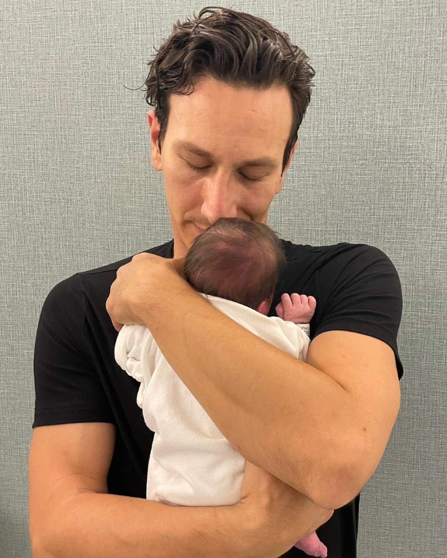 Ο Μιχάλης Σαράντης με την κόρη του στο μαιευτήριο