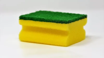 Βάλε το σφουγγάρι της κουζίνας στο φούρνο μικροκυμάτων - Θαυματουργό αυτό που θα συμβεί λίγα λεπτά μετά