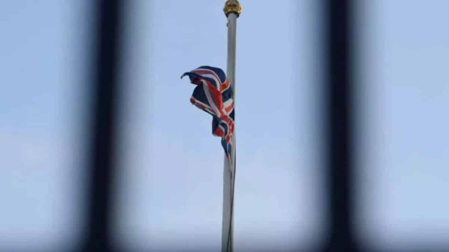 Η μεσίστια σημαία στο Μπάκιγχαμ