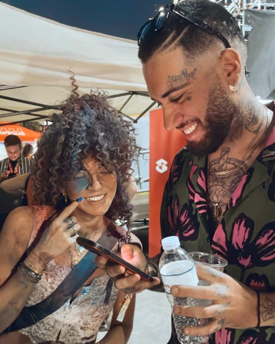 Χαμογελαστοί σε κοινή τους έξοδο Μαρία Σολωμού και Mente Fuerte