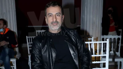 Με πατερίτσα στο κέντρο του Κολωνακίου ο Στέλιος Κουδουνάρης