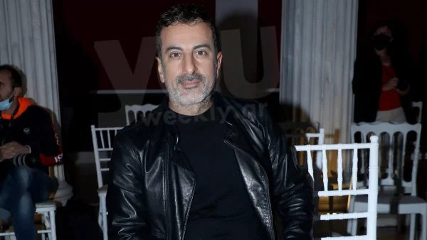 Με πατερίτσα στο κέντρο του Κολωνακίου ο Στέλιος Κουδουνάρης