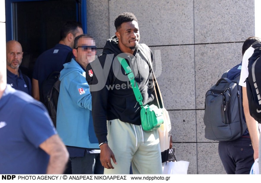 Ο Θανάσης Αντετοκούνμπο κατά την άφιξή του στην Ελλάδα