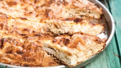 Τραγανή βουτηχτή τυρόπιτα - Εύκολη με γέμιση που θυμίζει μπεσαμέλ