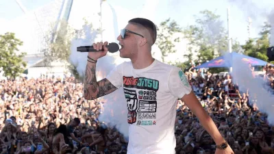 Trannos: Σμπαράλια το πολυτελές αυτοκίνητο του μετά το τροχαίο στη λεωφόρο Βουλιαγμένης