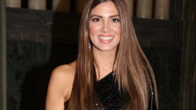 Σαν δύο σταγόνες νερό: Σπάνια φωτογραφία της Σταματίνας Τσιμτσιλή με την μητέρα και την αδερφή της