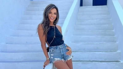 Με πλατύ χαμόγελο και την φούστα της να ανεμίζει - Στα καλύτερά της η Ελένη Τσολάκη πριν την πρεμιέρα του Open Weekend