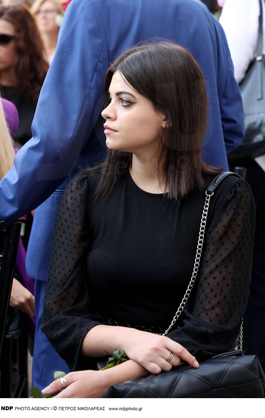 Η Τζένη Καζάκου στην κηδεία του Κώστα