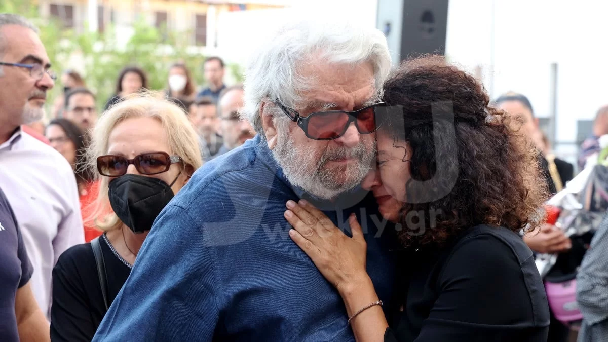 Κώστας Καζάκος: Κατέρρευσε η σύζυγός του, Τζένη Κόλλια στην αποχαιρετιστήρια τελετή - Αποκλειστικές φωτογραφίες