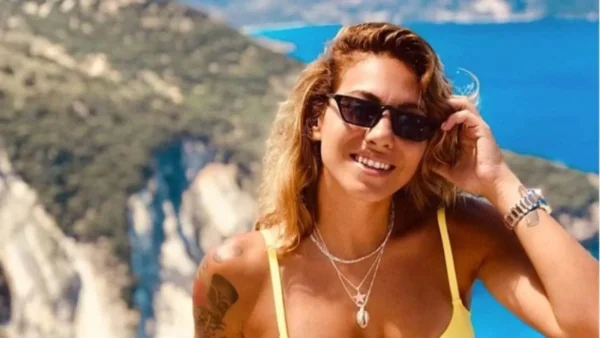 ''Χάζεψε'' όλη η εκκλησία με το κορμί της - Με λευκό κολλητό φόρεμα σε βάπτιση η Ευρυδίκη Βαλαβάνη