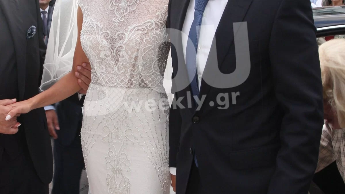 Λαμπερός γάμος στην ελληνική showbiz με καλεσμένο τον Πατούλη - Η νύφη ξεχώρισε με το δαντελένιο νυφικό της