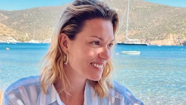 Και Βίκυ Καγιά με δημιουργία της Μαίρης Κατράντζου, στη βάφτιση του γιου της - Maxi, υπέρκομψη φούστα, στις Σπέτσες