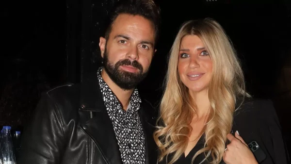 Με αστραφτερό, εξώπλατο νυφικό, η Αναστασία Δεληγιάννη στο γάμο της με τον Ηλία Βρεττό