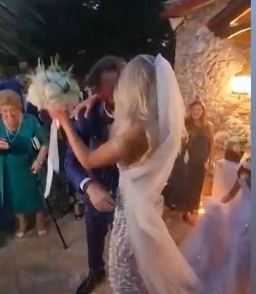 Το φιλί του Βρεττού και της Δεληγιάννη κατά την έξοδο από την εκκλησία